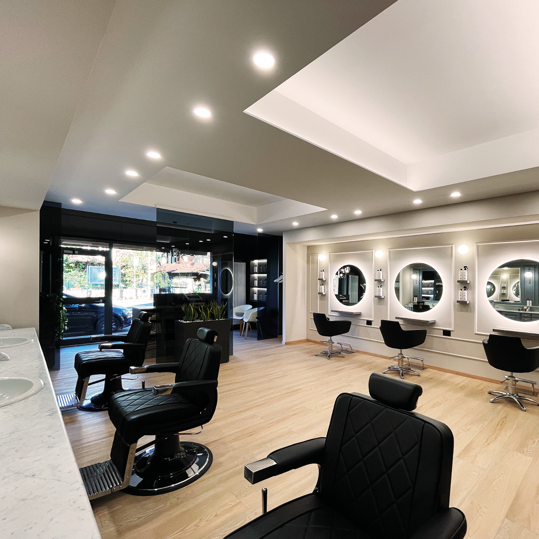 Immagine delle poltrone nere e postazioni dedicate al barber